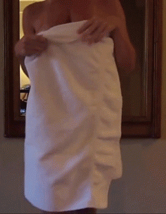 Скинула белое полотенце