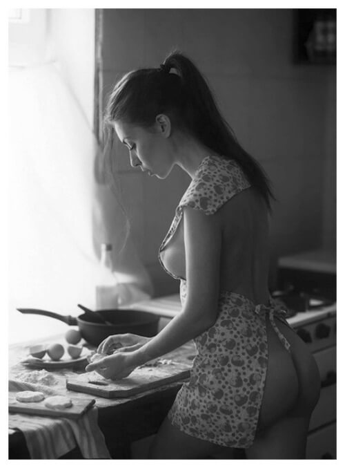 Молоденькая кухарка в фартуке голые девушки