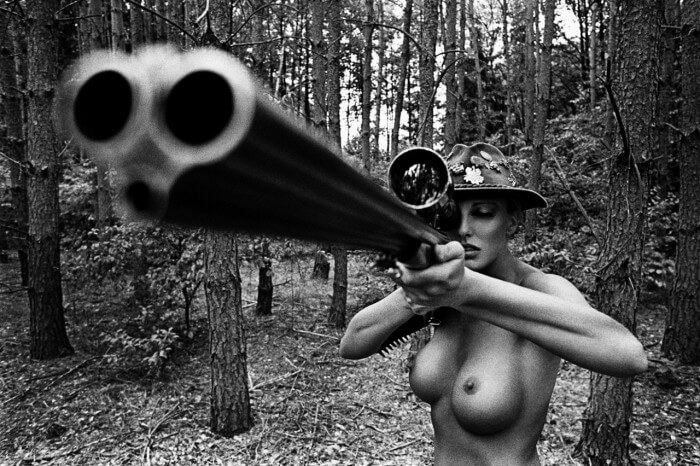 Голая охотница с ружьём и другие голые девушки