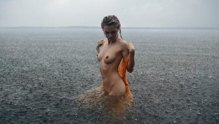Эротика в море под дождём и другие голые девушки