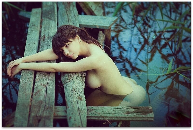 Обнаженная девушка в озере и другие голые девушки