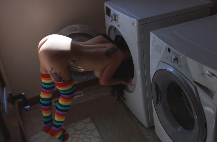 Домашняя эротика возле стиральной машинки и другие голые девушки