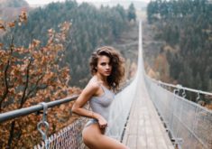 Сексуальная Kristina Makarova на мосту