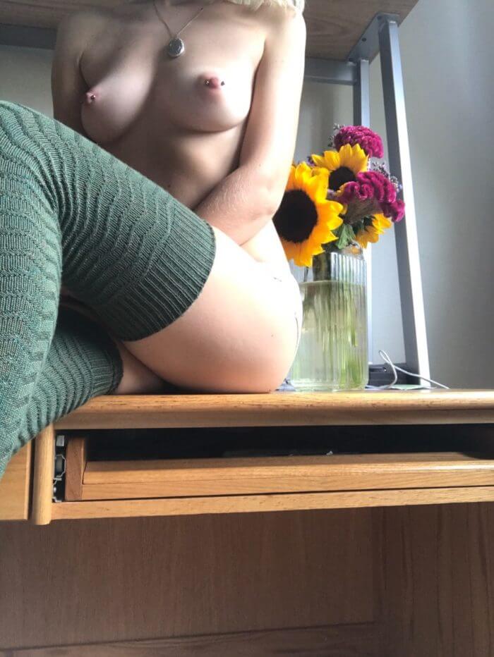 Домашняя эротика на компьютерном столе голые девушки
