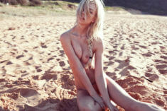 Голая блондинка на пляже