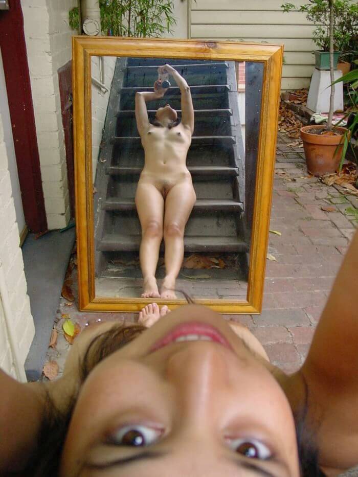 Голое отражение в зеркале голые девушки