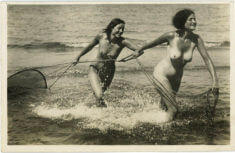 Две голые девушки в воде