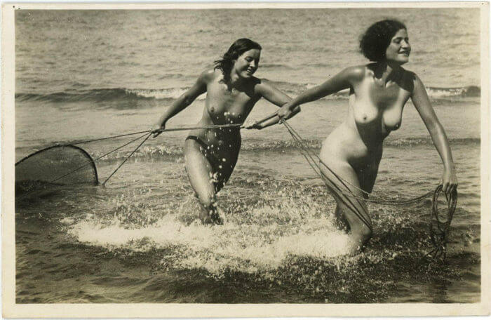 Две голые девушки в воде голые девушки