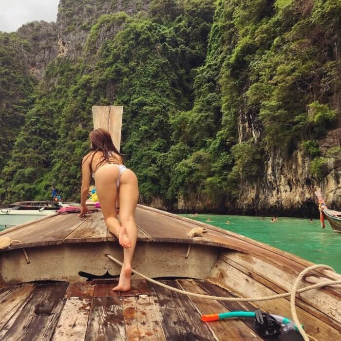 Девушка в деревянной лодке голые девушки