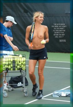 Теннисистка с голым торсом