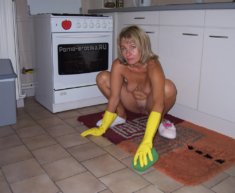 Голая домохозяйка на кухне