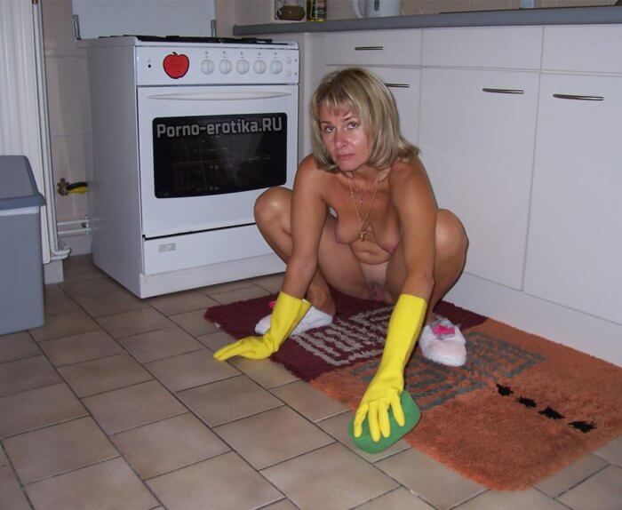 Голая домохозяйка на кухне и другие голые девушки
