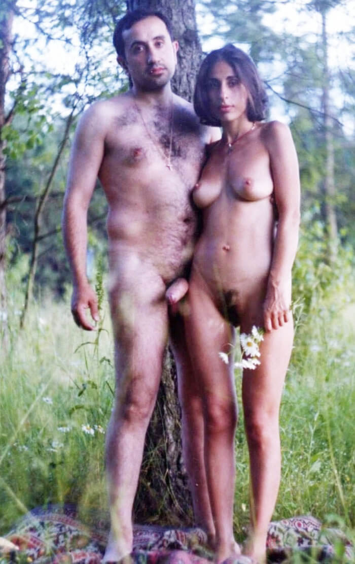 Голые в лесу у дерева и другие голые девушки