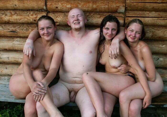 Голый мужичок и его подружки и другие голые девушки